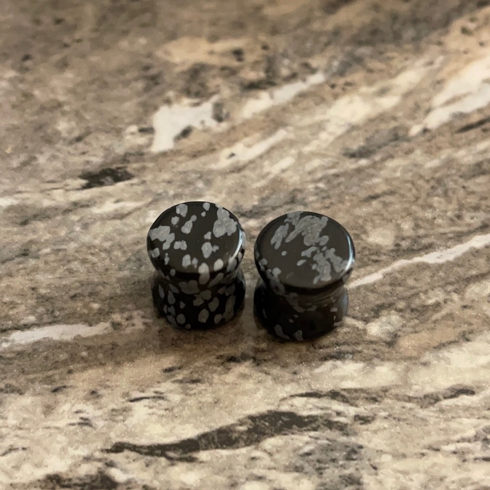 00 Black and grey plugs